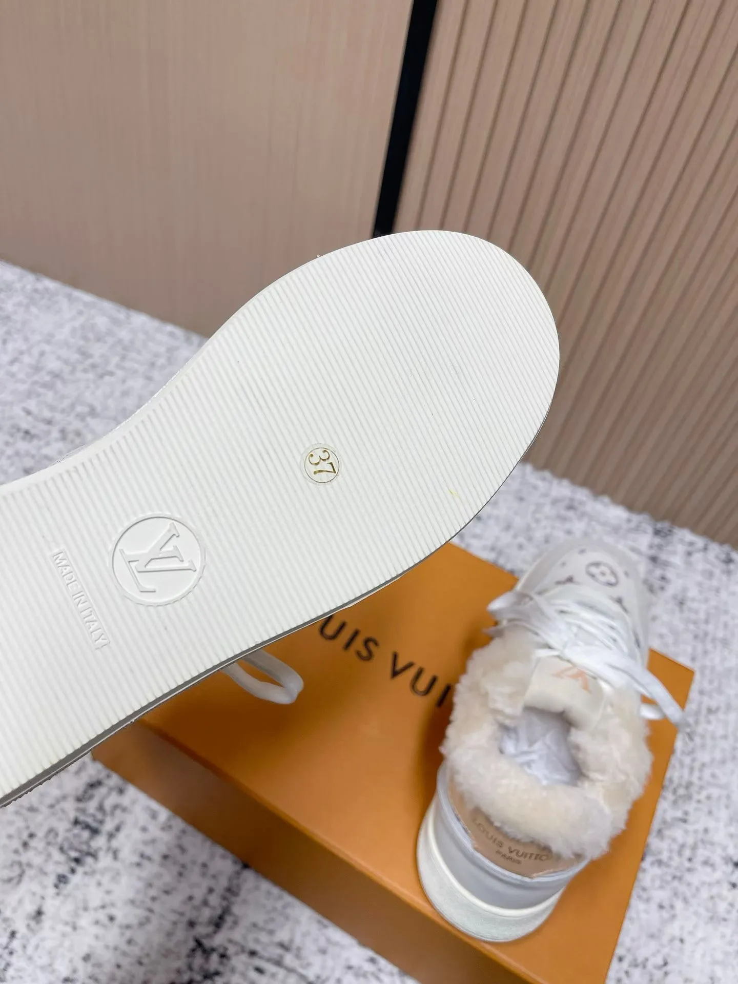 Men's shoes pP700! Top version Louis Vuiton Louis Vuitton sneakers casual shoes wool style‼ ️ LV Trainer sneakers are a classic idea inspired by retro basketball shoes by designer Virgil Abloh. This time, they are spliced ​​with smooth cow leather and Monogram embossed grained cow leather, and are embellished with Monogram flowers on the rubber outsole, reflecting a striking jump in one color! Fabric: Original imported first-layer cowhide Lining: Warm wool lining Bottom thickness: about 3cm Size: 35-41